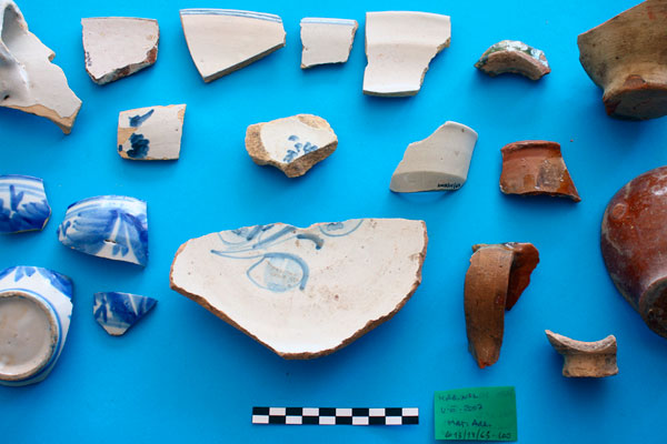 Fotografia de conjunto de material arqueologico durante su estudio